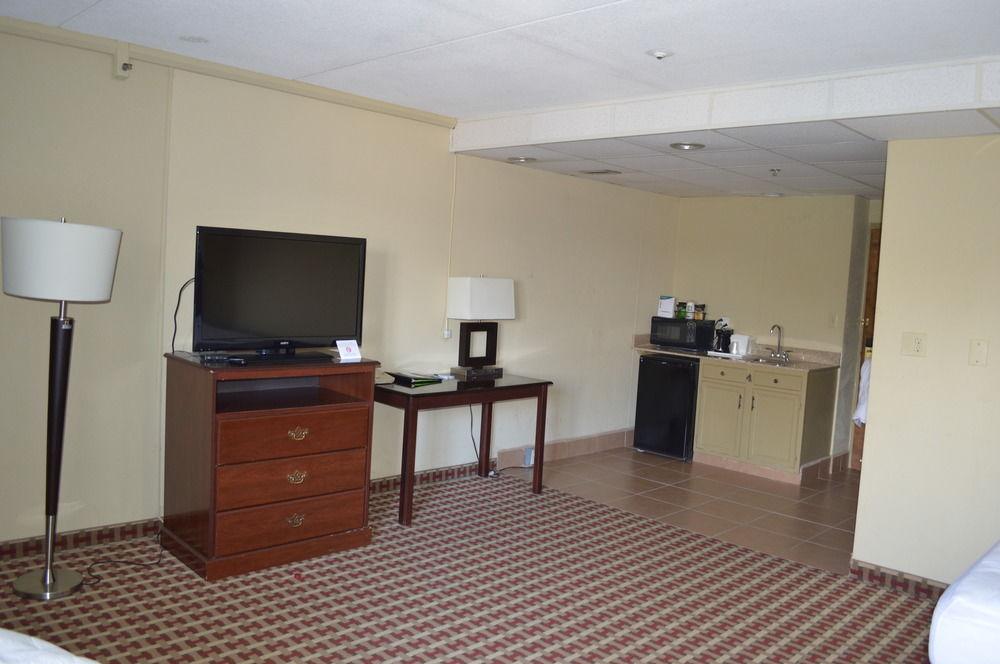 Quality Inn & Suites Fayetteville Zewnętrze zdjęcie