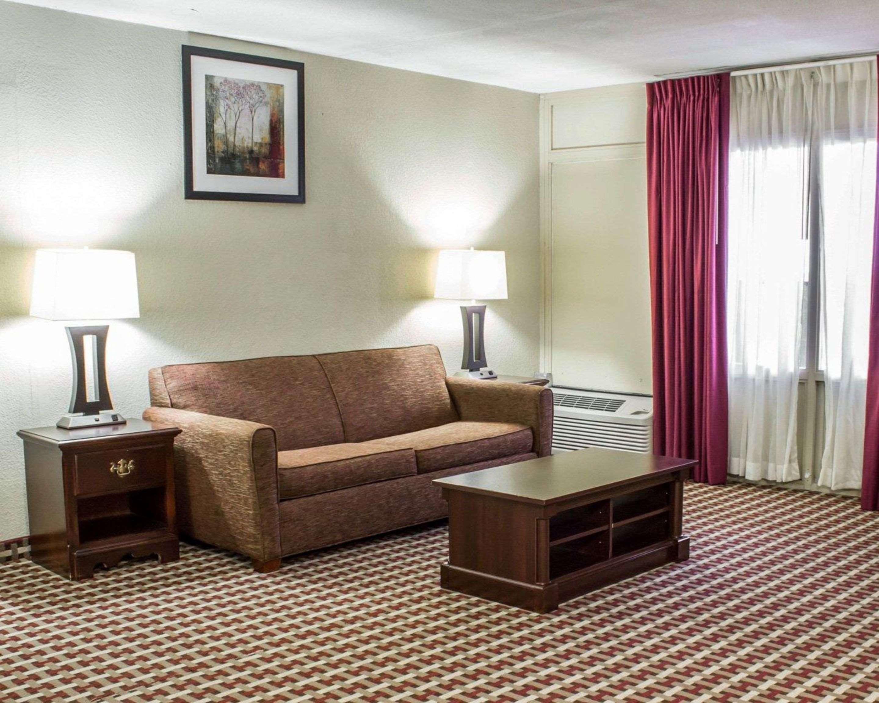 Quality Inn & Suites Fayetteville Zewnętrze zdjęcie
